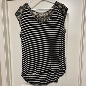 Women’s short sleeve blouse